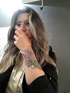 Isabella Varella online show from March 10, 2025, 4:35 pm