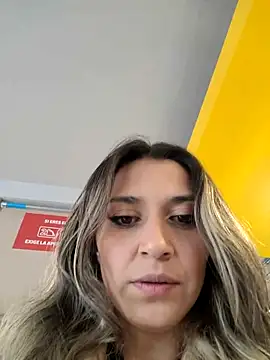 Isabella Varella online show from March 10, 2025, 1:32 pm