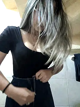 Isabella Varella online show from March 12, 2025, 4:56 pm