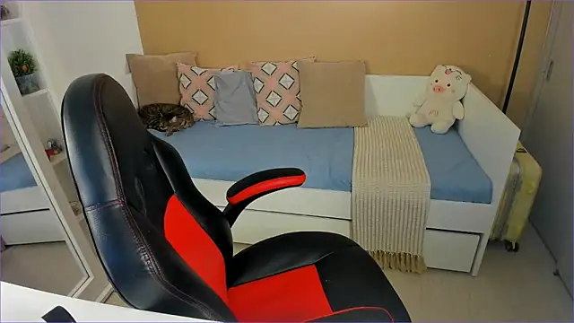 ValentinaMilann online show from November 18, 2025, 7:28 pm