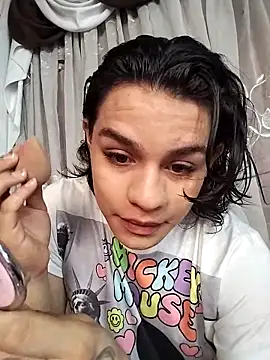 Snapshot of Moonroxe_ chatting on March 4, 2025, 5:13 pm Moonroxe online show from March 4, 2025, 5:13 pm