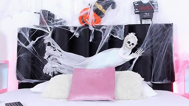 JackieDumont1 online show from October 19, 2025, 3:59 pm