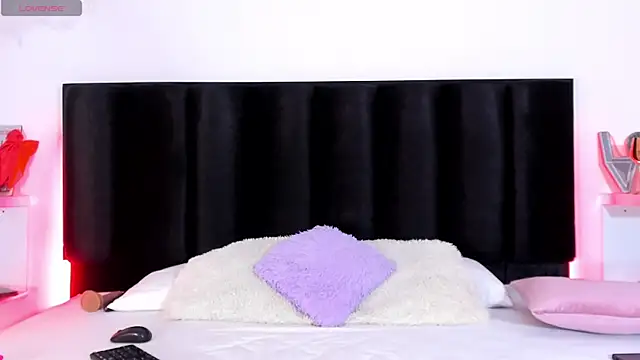 JackieDumont1 online show from November 26, 2025, 9:04 pm