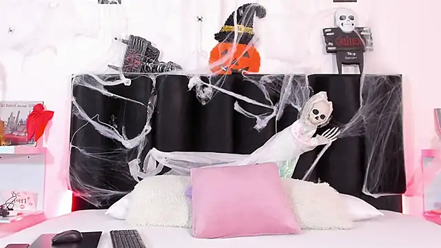 JackieDumont1 online show from November 2, 2025, 8:14 pm