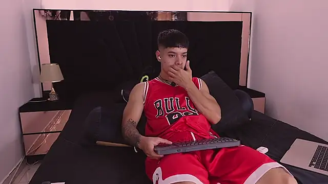 ErosKhaos online show from December 1, 2025, 4:52 pm