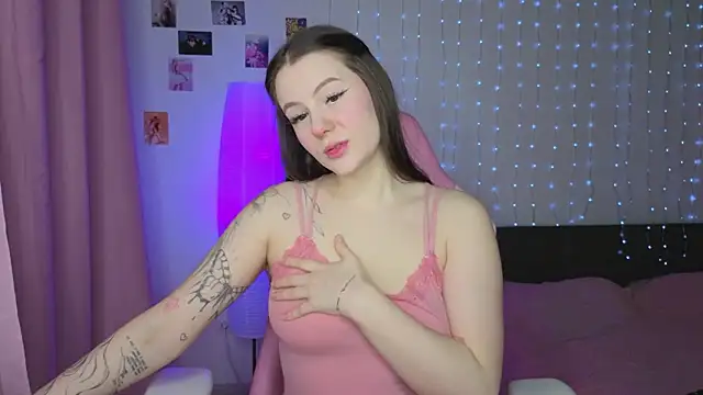 Snapshot of Bella_Garcia chatting on March 6, 2026, 5:24 am Bella Garcia online show from March 6, 2026, 5:24 am