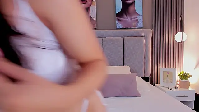 GiannaColling1 online show from September 22, 2025, 9:32 pm