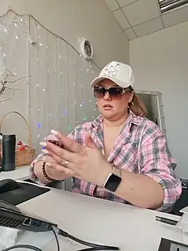 Juicy PeachLux online show from May 13, 2026, 5:47 am