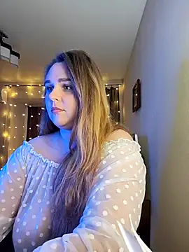 Snapshot of Juicy_PeachLux chatting on March 19, 2026, 5:57 pm Juicy PeachLux online show from March 19, 2026, 5:57 pm