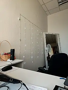 Juicy PeachLux online show from October 8, 2025, 5:53 am