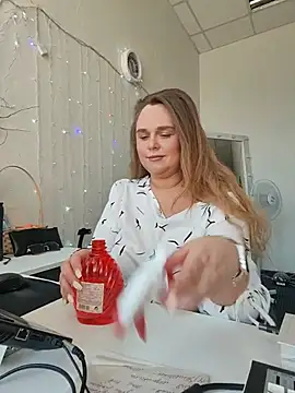Juicy PeachLux online show from May 27, 2026, 6:10 am