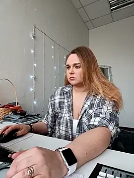 Juicy PeachLux online show from October 9, 2025, 9:32 am