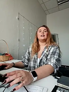 Juicy PeachLux online show from October 5, 2025, 7:54 am