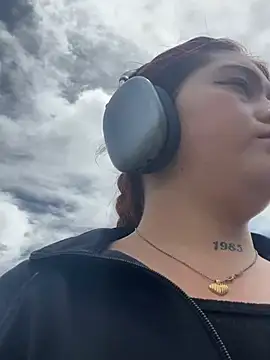 Karina Leon online show from May 4, 2026, 6:11 pm