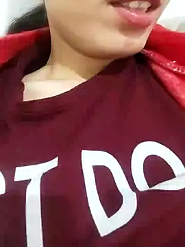 saraaxx1 online show from November 25, 2025, 10:26 am