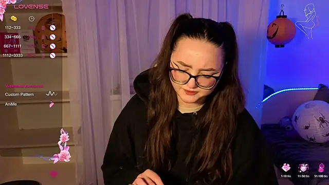 MiraLuccian online show from October 22, 2025, 6:29 pm