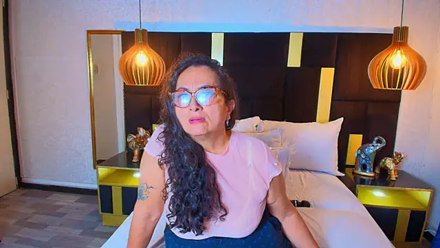 Snapshot of AlessandraLeroy chatting on September 10, 2025, 12:59 pm AlessandraLeroy online show from September 10, 2025, 12:59 pm