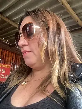 Snapshot of Luna-nevada chatting on April 19, 2026, 8:22 pm Luna-nevada online show from April 19, 2026, 8:22 pm