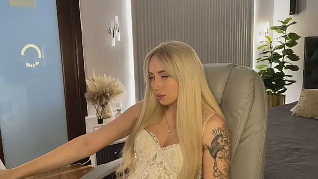 Snapshot of OhMyEmma chatting on April 4, 2026, 1:01 am OhMyEmma online show from April 4, 2026, 1:01 am