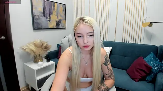 Snapshot of OhMyEmma chatting on March 17, 2025, 1:03 am OhMyEmma online show from March 17, 2025, 1:03 am