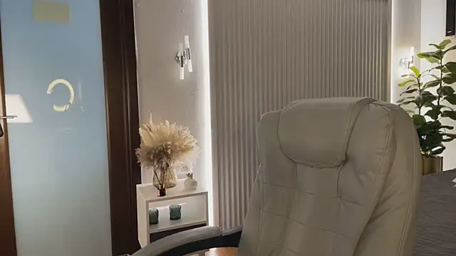 Snapshot of OhMyEmma chatting on April 15, 2026, 1:22 am OhMyEmma online show from April 15, 2026, 1:22 am