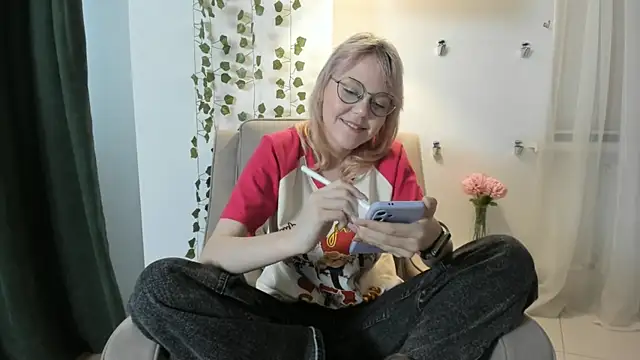 Snapshot of DarleneBeldon chatting on March 12, 2025, 2:23 pm DarleneBeldon online show from March 12, 2025, 2:23 pm