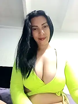 Snapshot of DaphneRosses chatting on April 17, 2026, 1:47 pm DaphneRosses online show from April 17, 2026, 1:47 pm