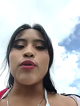 Snapshot of bella_warzon chatting on November 12, 2025, 5:50 pm bella warzon online show from November 12, 2025, 5:50 pm