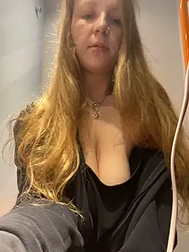 Snapshot of feedeegeorgie chatting on March 10, 2025, 6:01 pm feedeegeorgie online show from March 10, 2025, 6:01 pm