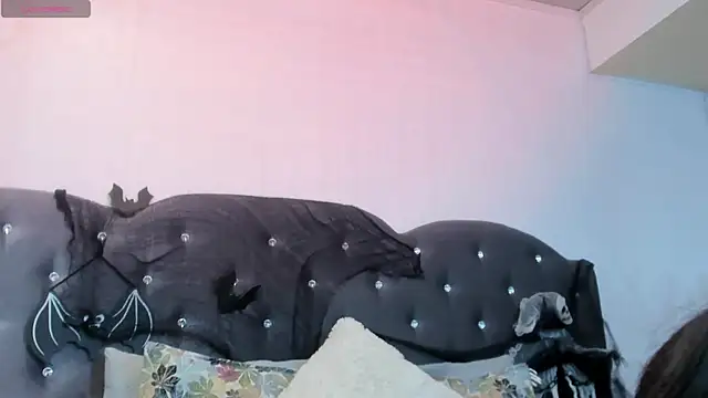 Lia Valmont online show from October 28, 2025, 2:49 pm