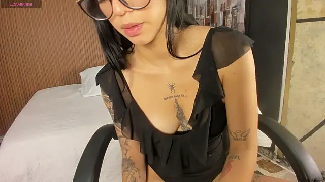 Snapshot of NaomiFrost chatting on April 28, 2026, 1:04 pm NaomiFrost online show from April 28, 2026, 1:04 pm