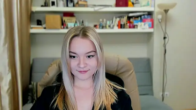 Kara Smith  online show from October 16, 2025, 10:51 pm