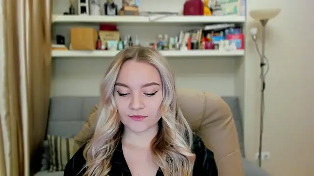 Kara Smith  online show from November 1, 2025, 11:09 pm