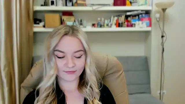 Kara Smith  online show from October 11, 2025, 9:16 pm