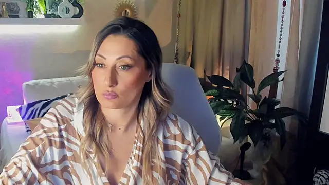 SarahAlluring online show from May 14, 2026, 2:58 pm