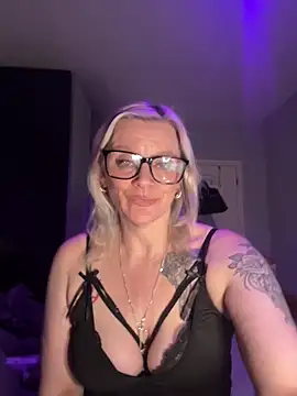 Snapshot of Curvy-Cleo chatting on February 8, 2026, 7:11 pm Curvy-Cleo online show from February 8, 2026, 7:11 pm