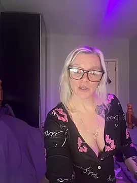 Snapshot of Curvy-Cleo chatting on February 10, 2026, 12:15 pm Curvy-Cleo online show from February 10, 2026, 12:15 pm