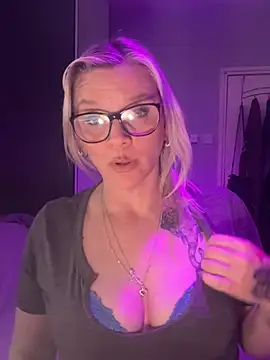 Snapshot of Curvy-Cleo chatting on April 12, 2026, 8:34 pm Curvy-Cleo online show from April 12, 2026, 8:34 pm