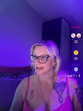 Snapshot of Curvy-Cleo chatting on May 22, 2026, 9:46 pm Curvy-Cleo online show from May 22, 2026, 9:46 pm