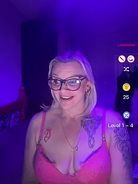 Snapshot of Curvy-Cleo chatting on April 27, 2026, 8:07 pm Curvy-Cleo online show from April 27, 2026, 8:07 pm