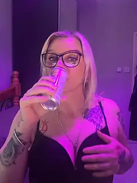 Snapshot of Curvy-Cleo chatting on April 17, 2026, 8:22 pm Curvy-Cleo online show from April 17, 2026, 8:22 pm