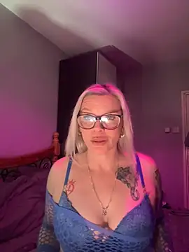 Snapshot of Curvy-Cleo chatting on April 11, 2026, 9:40 pm Curvy-Cleo online show from April 11, 2026, 9:40 pm