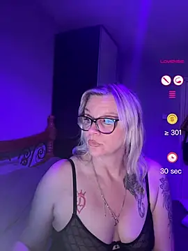 Snapshot of Curvy-Cleo chatting on June 3, 2026, 9:41 pm Curvy-Cleo online show from June 3, 2026, 9:41 pm