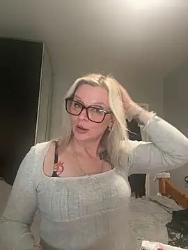 Snapshot of Curvy-Cleo chatting on February 12, 2026, 12:16 pm Curvy-Cleo online show from February 12, 2026, 12:16 pm