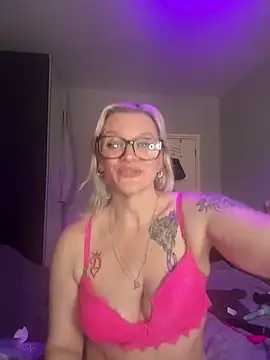 Snapshot of Curvy-Cleo chatting on February 9, 2026, 10:57 am Curvy-Cleo online show from February 9, 2026, 10:57 am