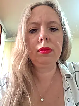 Irina3718 online show from April 19, 2026, 12:39 pm