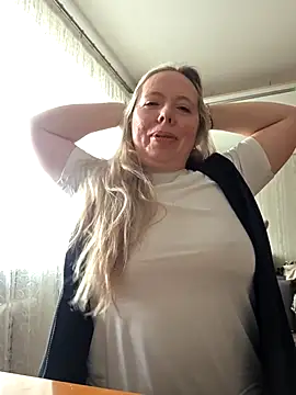 Snapshot of Irina3718 chatting on February 17, 2026, 9:06 am Irina3718 online show from February 17, 2026, 9:06 am