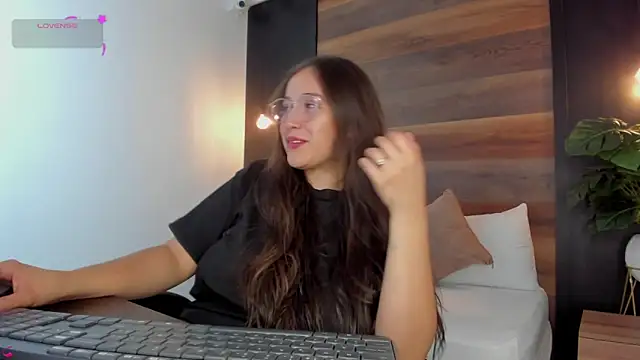 Snapshot of sophia_martinezz_ chatting on December 17, 2025, 12:21 pm sophia martinezz online show from December 17, 2025, 12:21 pm