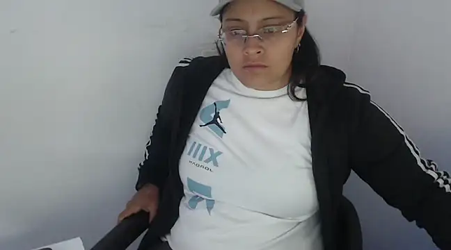 Snapshot of milu_saenz_8 chatting on March 19, 2025, 12:12 pm milu saenz 8 online show from March 19, 2025, 12:12 pm