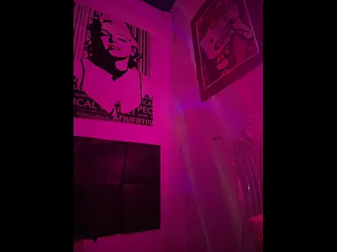 Snapshot of LoganPeny chatting on March 31, 2026, 4:47 am LoganPeny online show from March 31, 2026, 4:47 am